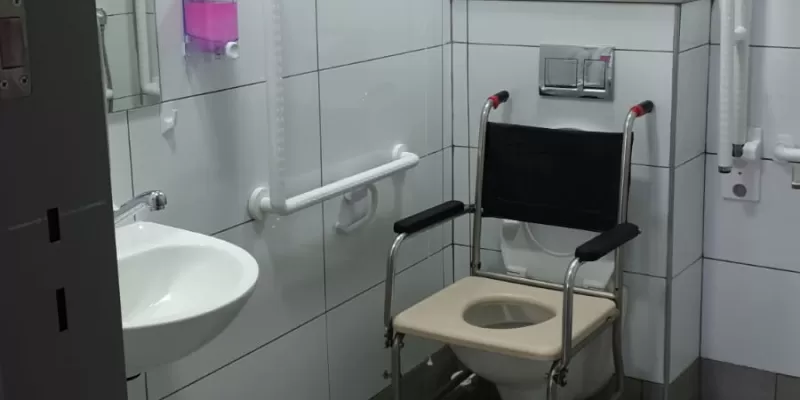 Туалет и душ в комнате